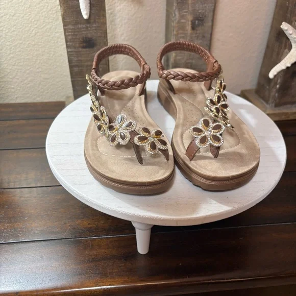 ANDIAMO BROWN SANDALS
Size 5.5
1” heel - Picture 2 of 6